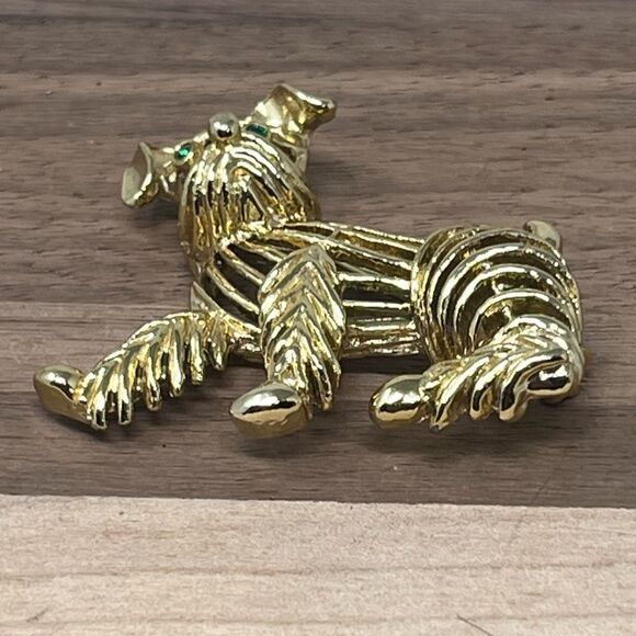 Signed Gerry’s Airedale Terrier Gold tone Emerald Green Eyes Pin Brooch - Picture 3 of 8